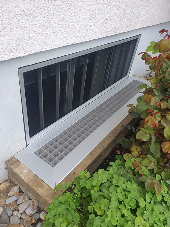 Lichtschacht-Elsa-mit-Gitterrost-Fenster-Spannrahmen