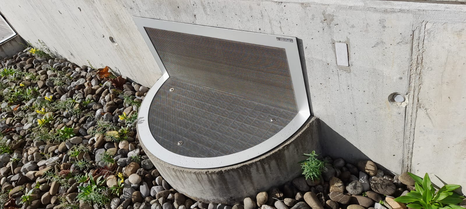 Sonderlösung-Lichtschachtabdeckung und Fenster