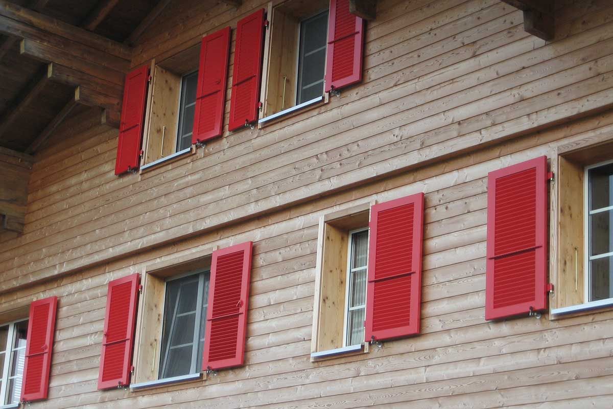 Fenster-Rollo-Fliegengitter-bei-Fensterläden